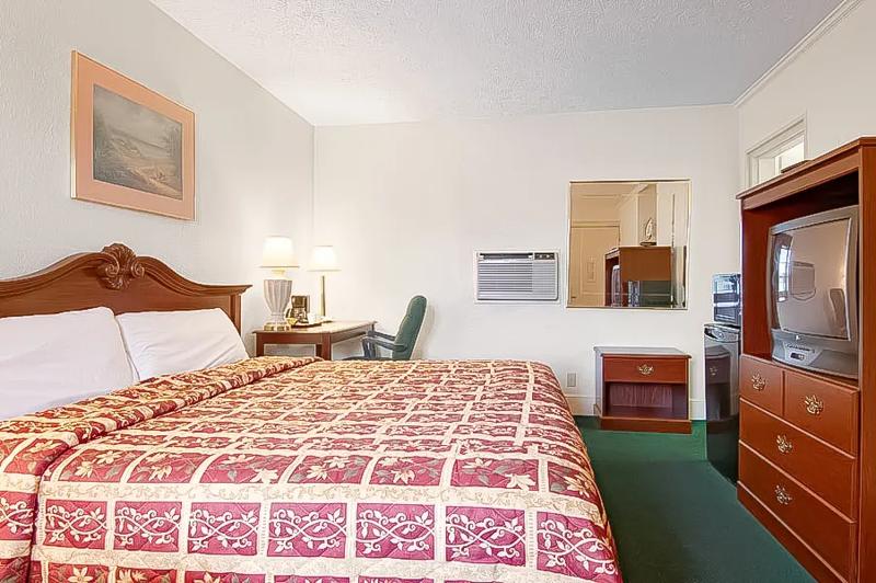 ABVI_SouthBostonVA_GuestRooms_King_Room - CD90CC12-2BEA-44FC-85E8799E13F81E67