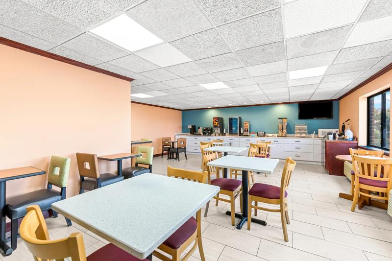 ABVI_McMinnvilleTN_Dining_Breakfast Area_Tables - CEE4048B-7418-4DD6-B23D92CF895F8EFA