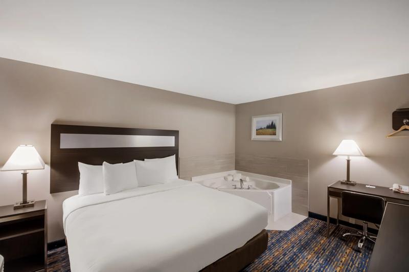 ABVI_FarmingtonNY_GuestRooms_King with Jacuzzi_Room - CFE1641E-0577-4992-8792219536F12B59