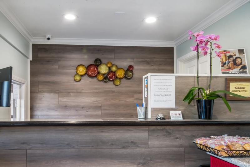 ABVI_SantaRosaCA_Lobby_Front Desk - D105C9CF-8086-45A8-B771E768E04677F0