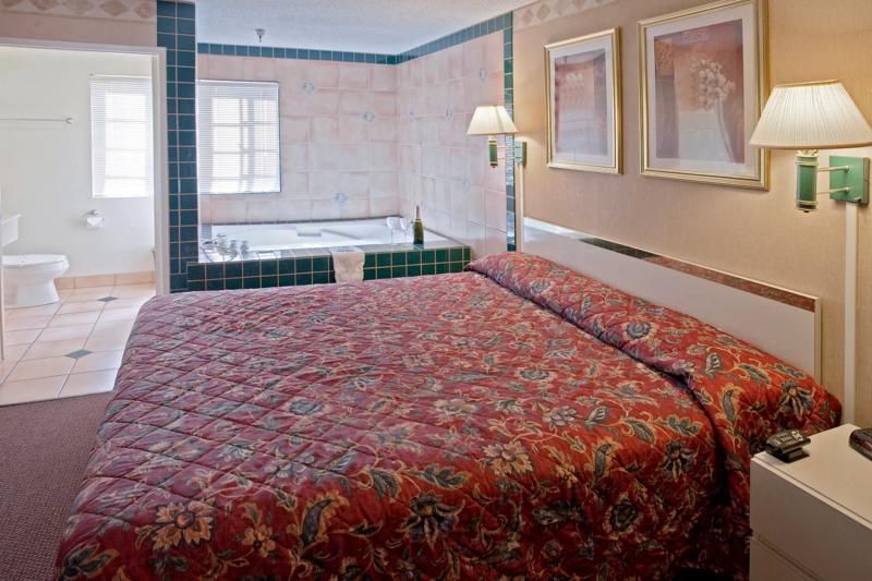 ABVI_SanClementeBeachCA_GuestRooms_Jacuzzi Suite_Room - D17C707E-EC67-404D-96BFB038F98718CC