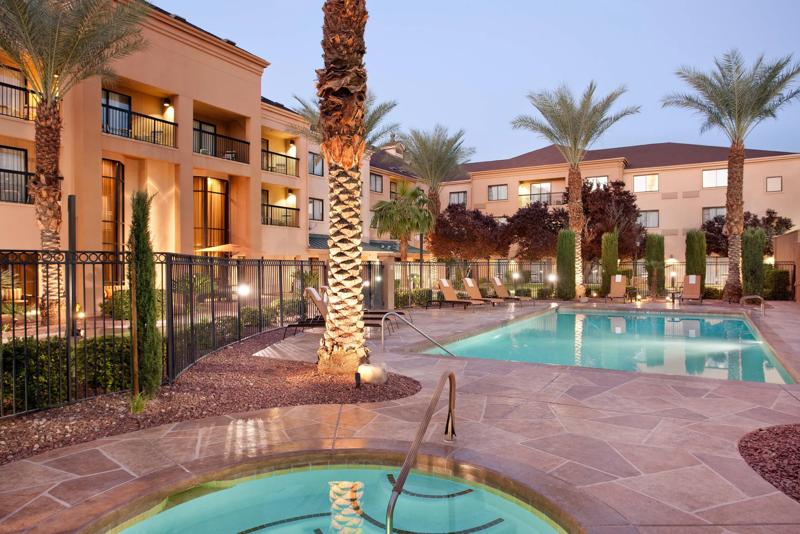SEL_LasVegasSummerlin_Amenity_OutdoorPoolAndWhirlpool - D2CDCA0E-F0B5-4AA8-8D652276B94A6E79