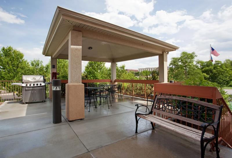SIM_DenverWestFederalCenter_Exterior_Patio - D3B2A672-ECEA-4715-87A250E573249079