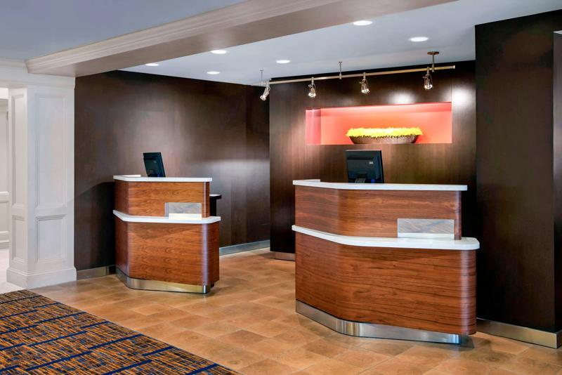 SEL_BostonDanvers_Lobby_Front Desk - D3C9BA3D-C8B1-4C0A-89C7BA35AB5E4A08
