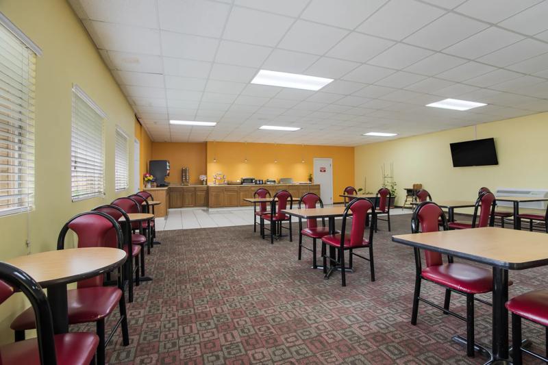 ABVI_TulsaI44OK_Dining_Breakfast Area_Tables - D51B222F-2C5B-4830-9EB83DAC393A232F