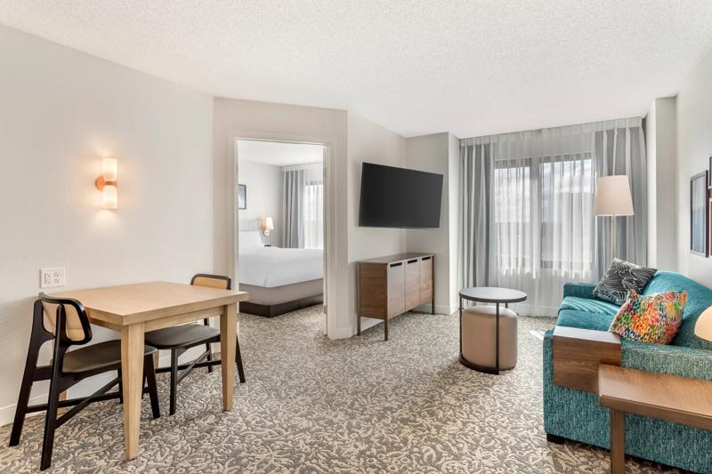 SES_SanAntonioDowntown_GuestRoom_OneBedroomSuite_Queen_1