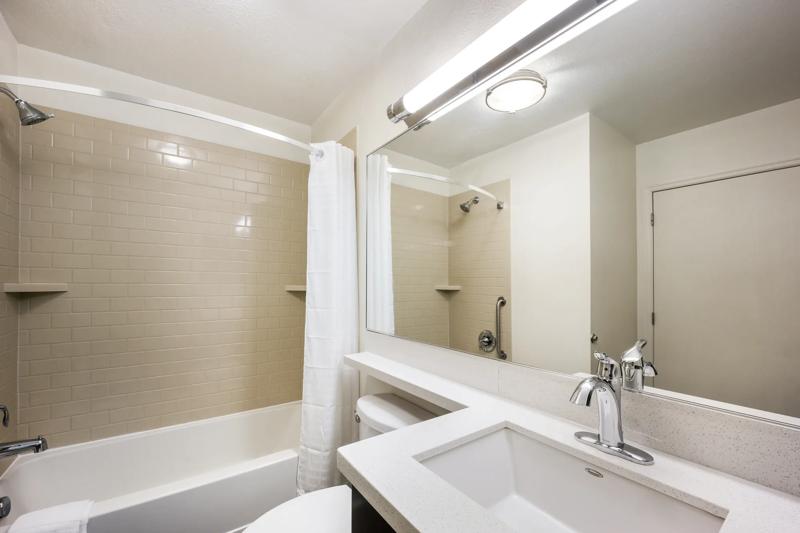 SIM_Brand_GuestRooms_StandardBathroom_Zoomed - D5AE3621-F1C6-4655-844819F8B7F1A1B9