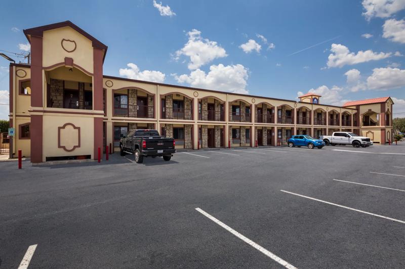 ABVI_BudaAustinSTX_Exterior_Parking - D60157C2-1987-4823-B86970336B17416A