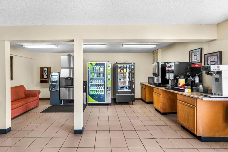 ABVI_DecaturIL_Dining_Breakfast Area_Buffet - D67FE180-3BF4-42E9-8460E2620D5E093B