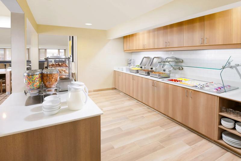 SES_Albuquerque_Dining_Breakfast Area_Buffet - D6B2128B-4C3F-489D-B2AF3AF62A43A5B9