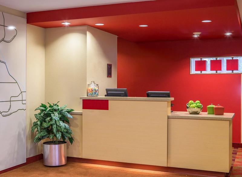 SIM_PhoenixScottsdale_Lobby_Front Desk - D6DC362F-DF42-4696-96513E24E2F9F0B0