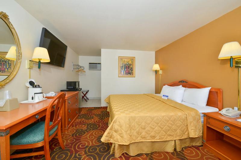 ABVI_SantaRosaNM_GuestRooms_King_Room - D8073C09-21AC-4140-9386AB016B478E3D