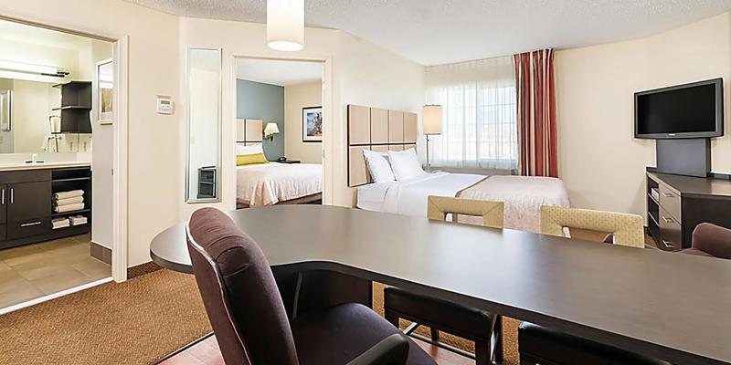 SIM_Brand_GuestRooms_Two Queens_Dining Space - DB76C5FE-9A4D-4669-877E1278AAE5D64E