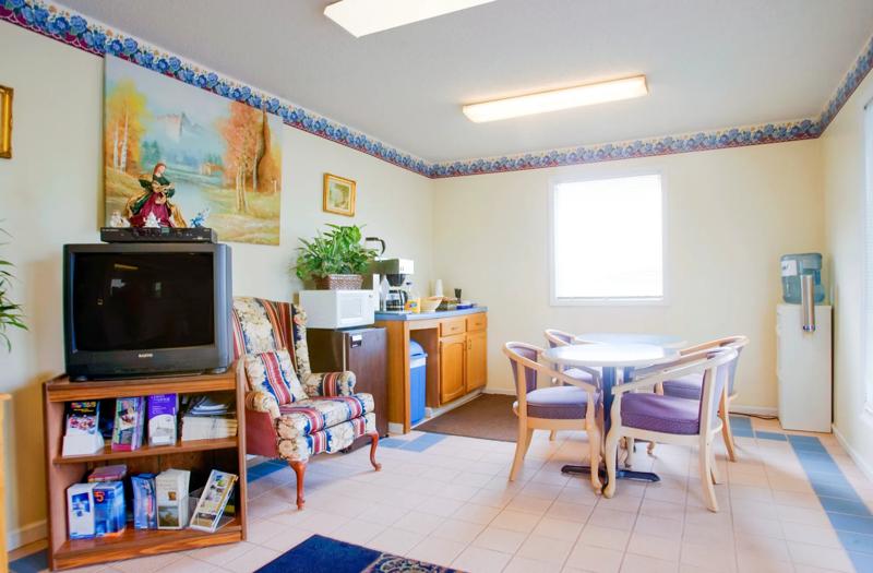 ABVI_LoudonLenoirTN_Dining_Breakfast Area - DBA5CA6F-5675-4E03-87D53182A18F2AAE