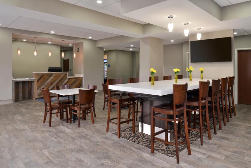 ABVI_SouthavenMS_Dining_Breakfast Area_Seating - DBCEA313-9AEA-4CFD-B1B1BBA509D0C144