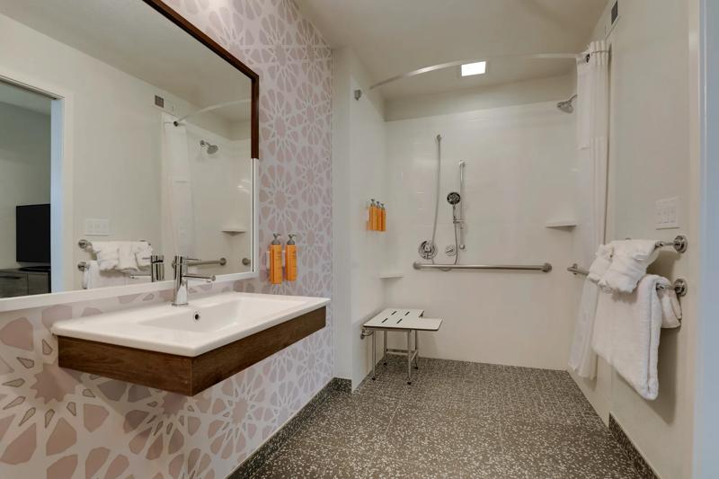 SES_Sunnvale_Accessible Bathroom 02 - DC2A5AA3-F35D-424B-890521578E7187A3