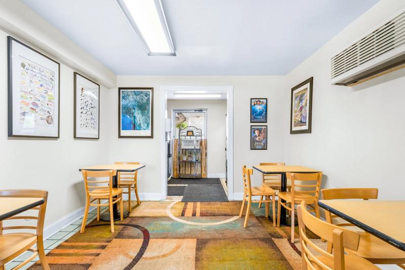 ABVI_LakeCityFL_Dining_Breakfast Area_Seating - DC7E50DF-2975-4DD8-8D49FF3EFC51C071