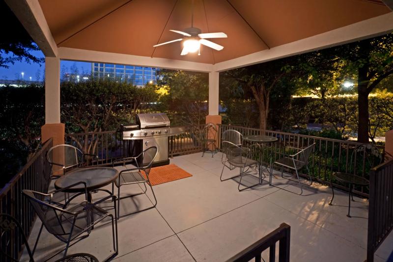 SIM_DallasGalleria_Amenities_BBQ - DD2571F2-92D1-45D1-96123AAC2D0A7720