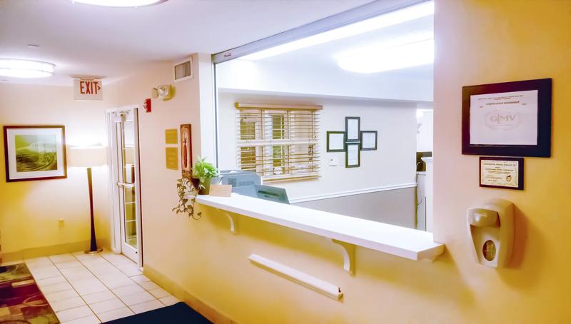 SIM_ChicagoLibertyville_Lobby_Front Desk - DD8D5D00-F87C-48D4-B9A0B6A5F497154D