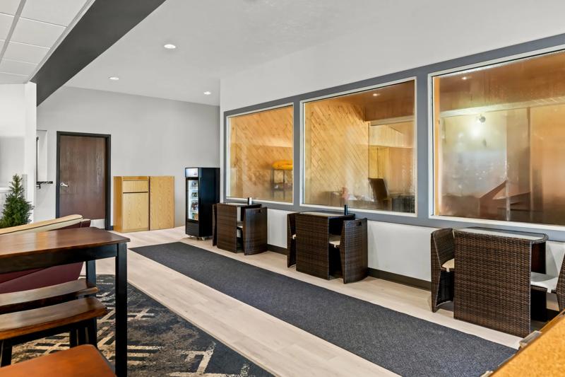 ABVI_TahquamenonCountryMI_Dining_Breakfast Area_Tables - DDB73C31-584D-49E2-AC46A82260D637F4