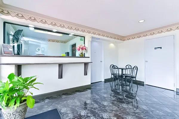 ABVI_HoustonHobbyAirportTX_Lobby_Front Desk - DDD92B9C-F790-43DA-8F82EABC892E2D05