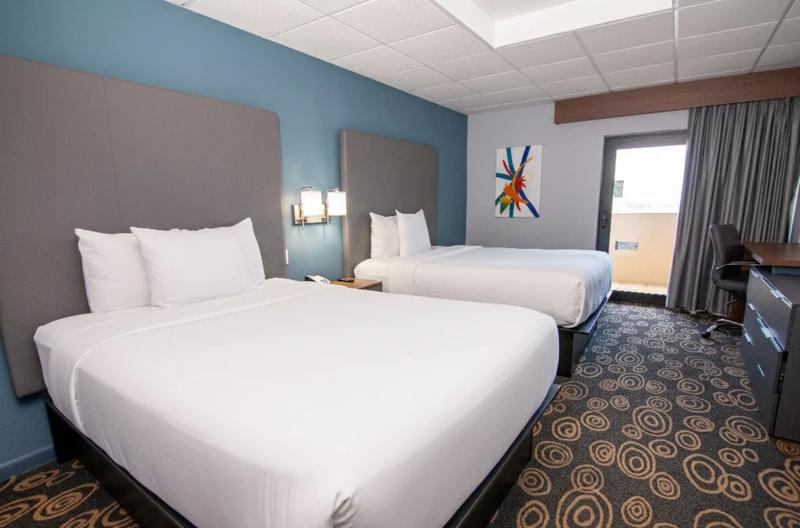 SHR_RegencyMiami_GuestRoom_TwoQueenBeds_3 - DED94CB1-8C55-4D6F-A800AAF013EFEB7C