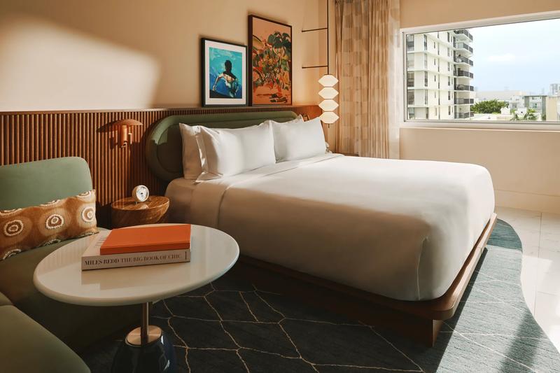 TJH_NautilusMiamiBeach_GuestRoom_DeluxeKing_1 - DFA4BAF9-FBAC-4655-AE9023F2CE85BC60