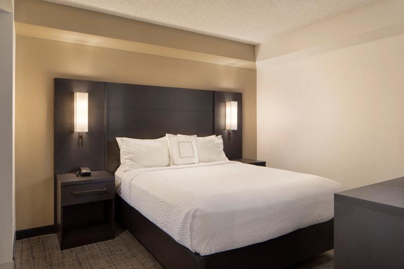 SES_Fresno_GuestRoom_StudioSuiteQueen_Bedroom - DFCCD505-5B24-4932-B11A12990098E406