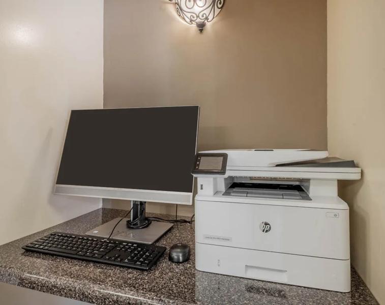 SIM_Brand_Amenities_Business Center - E00C08EE-8C2C-4CD1-8C43855596CBD99F