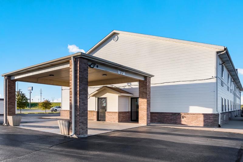 ABVI_WenonaIL_Exterior_Porte Cochere - E01E0F9C-FD80-4D90-81725DD455E4FB99