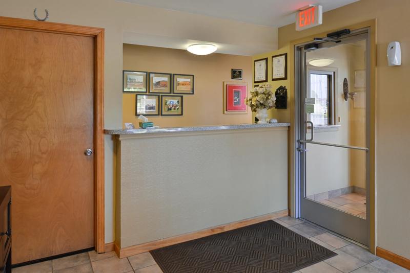 ABVI_BryantLittleRockAR_Lobby_Front Desk - E199FED3-57D1-4358-997F1BB183E918CA