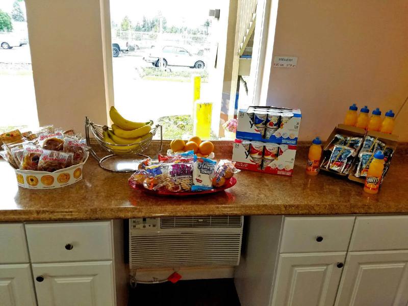 ABVI_LakewoodTacomaS_WA2006_BreakfastArea - E1A1DDD4-FA51-4A8C-90078F192747FC57