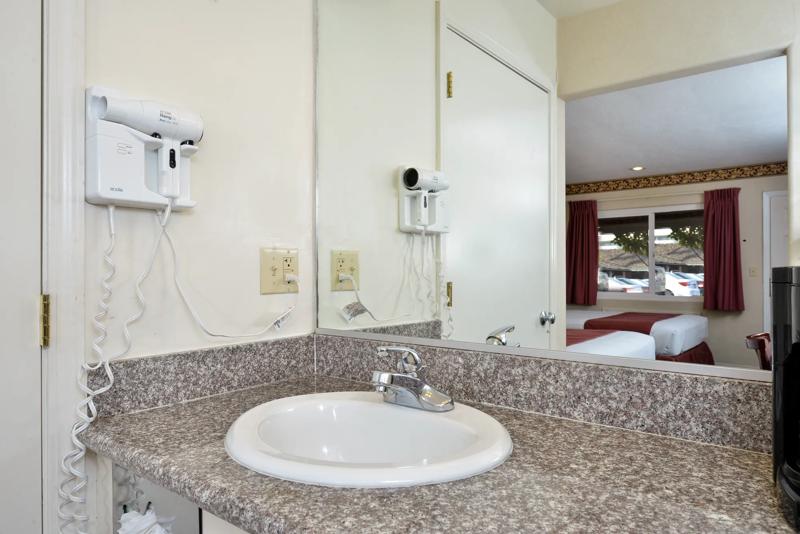 ABVI_SkyRanchCA_GuestRooms_Vanity_Left - E265989F-BA42-4AD5-83C11F388BC656A1