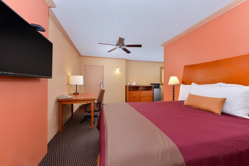 ABVI_PortervilleCA_GuestRooms_Deluxe King Suite_Bed - E28EA55B-CED7-478F-8C1695EE0C741BF5