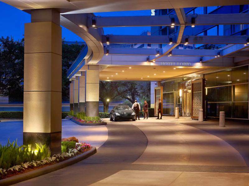 TRS_HoustonGalleria_Exterior_DriveUp_Entrance