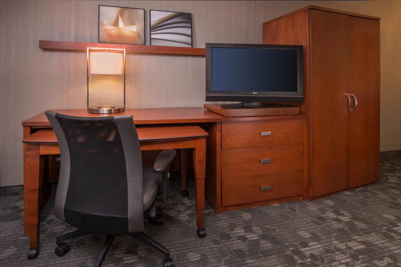 SEL_Columbia_GuestRooms_WorkDesk - E31EB3BD-4A5D-42E9-90E0C09660E33231
