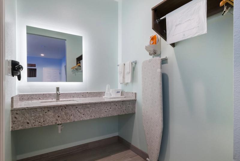 ABVI_AldineWestfieldTX_GuestRooms_Two Doubles_Vanity - E3598622-CC40-4338-98424BC8A6E1A36F
