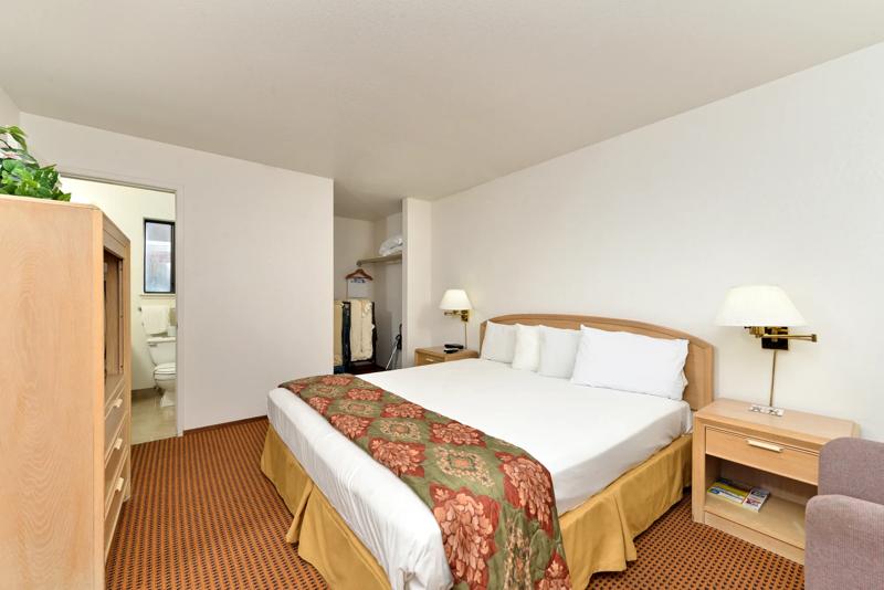 ABVI_ClearlakeWineCountryCA_GuestRooms_King Suite_Bed - E3718862-B421-4657-848FEFC14E8776B0