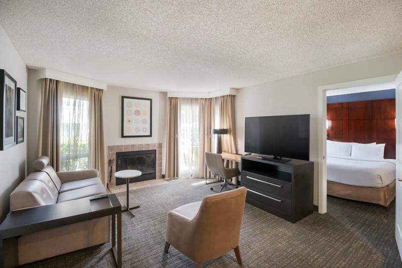 SES_HuntingtonBeachFV_GuestRoom_TwoBedroomSuiteTwoKings_ViewIntoBedroom