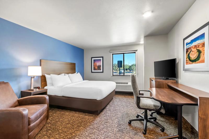 SIM_Avondale_GuestRooms_King_Bed - E43043C2-A626-42C6-A96000423987A6D1