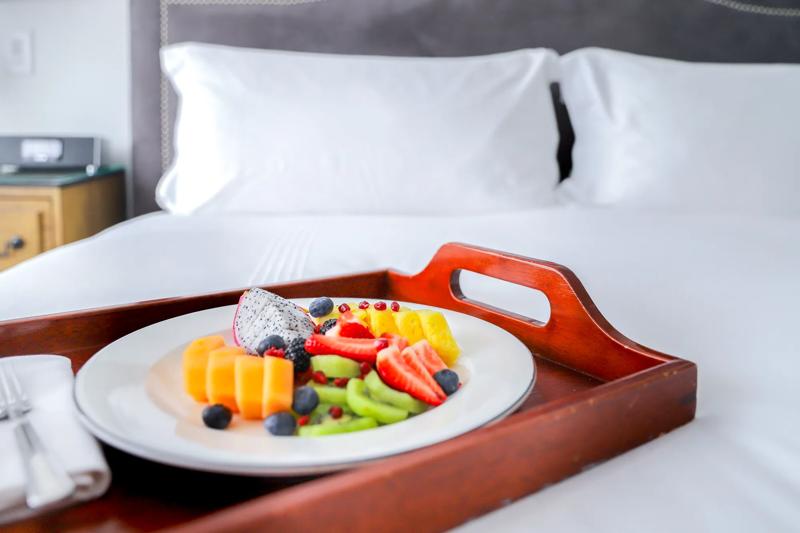 SHR_NautilusMiamiBeach_GuestRoom_InRoomDining - E501E075-64A0-4568-84A034A780693495