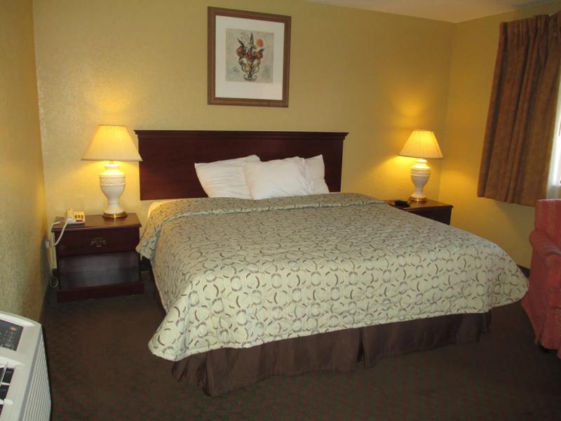 ABVI_StarkeFL_GuestRooms_Deluxe King with Jacuzzi_Bed - E55867FF-4E61-40A6-B510769846916C62