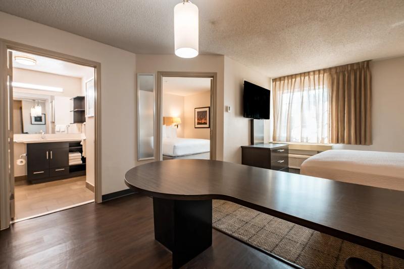 SIM_Brand_GuestRooms_Two Queens_Dining Space - E5E6A589-D576-45A5-80541D246A06F181