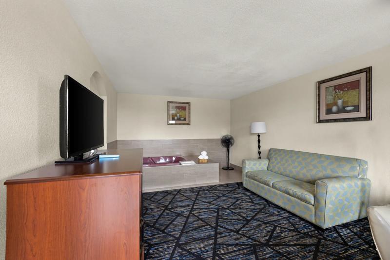 ABVI_CelinaOH_GuestRooms_King with Jacuzzi_Room Amenities - E61421C4-6817-4028-BD1E12EB46D88A0D