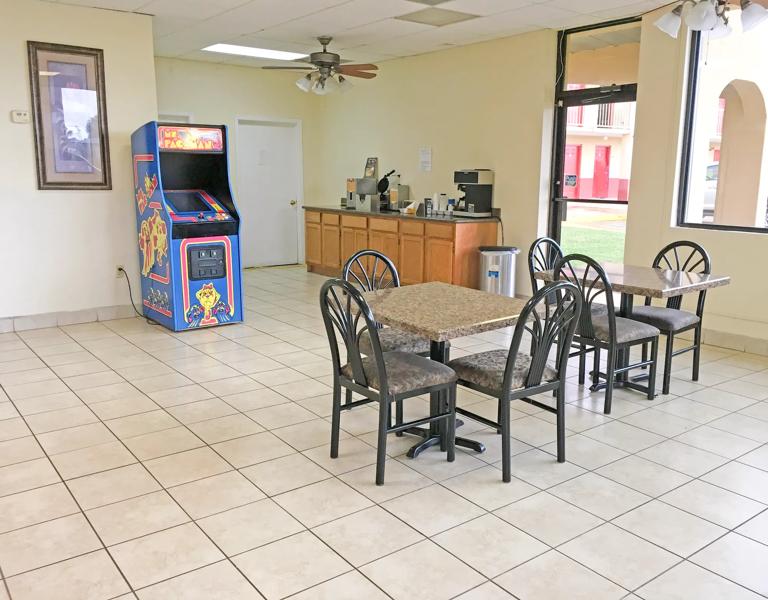 ABVI_GreenwoodMS_Dining_Breakfast Area_Seating - E636061A-2F19-4C1A-87D85530523D10BA