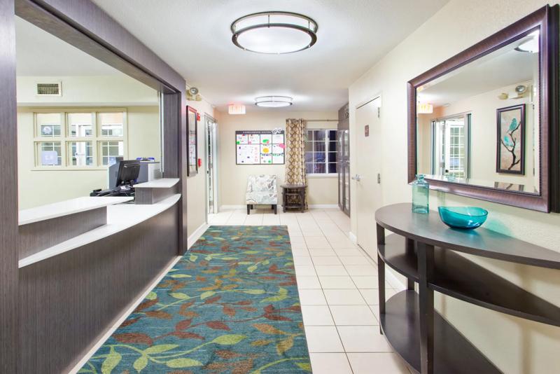 SIM_AtlantaGwinnetPlace_Lobby_FrontDesk - E6B44DD7-0AE0-4FD4-A3FF02027FD18C5E
