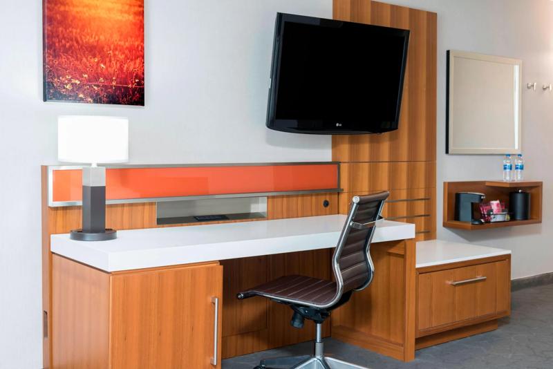 SHR_GrandRapids_GuestRoom_WorkSpace_4 - E6CC05EF-0D5F-4838-B5810800A9C6633D