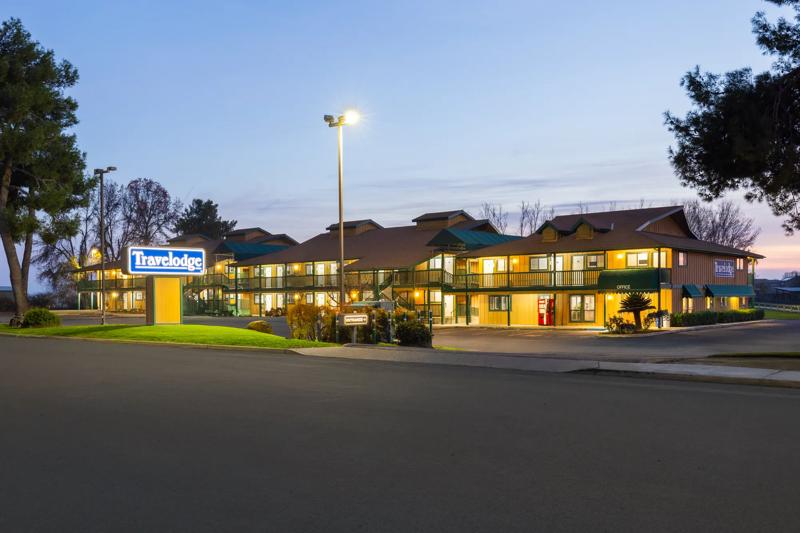 RLIS_Lemoore_Hotel Exterior - E802464C-CB57-4DF9-B9E7AAE62B041A0D