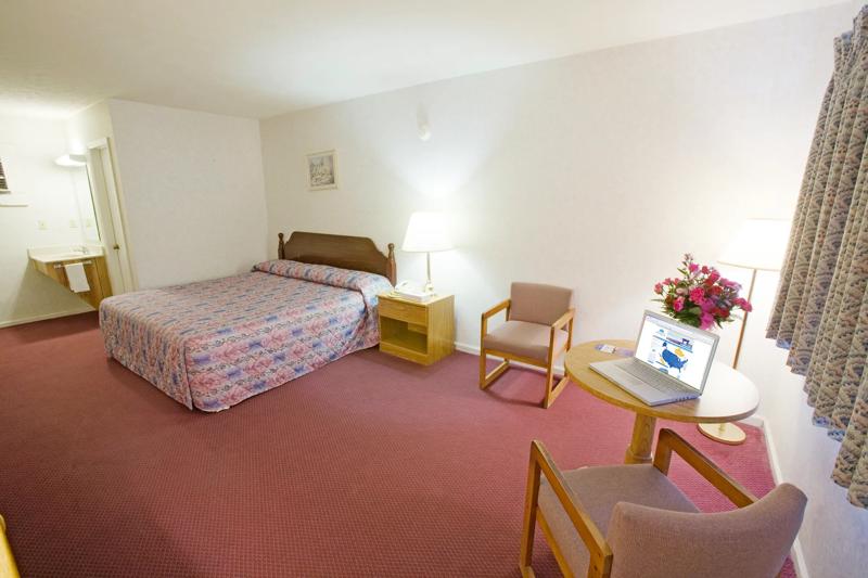ABVI_JonesvilleNC_GuestRooms_King_Room - E922410B-3B19-4CE7-B7F4D573252FEBA1