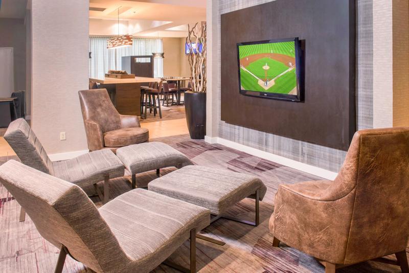 SEL_ArlingtonRosslyn_Lobby_Lounge - E9B25545-D53B-41E4-95D9358BE4AE1B5D
